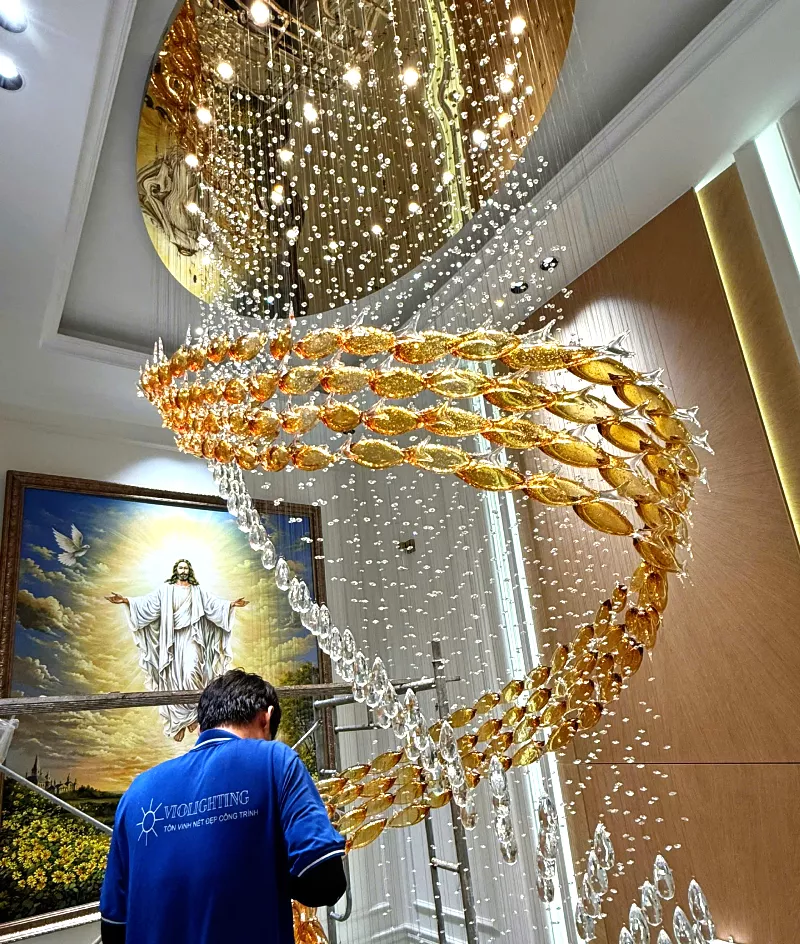 Đội ngũ kỹ thuật Violighting thi công và lắp đặt đèn thông tầng “Cẩm Lý Lưu Quang”